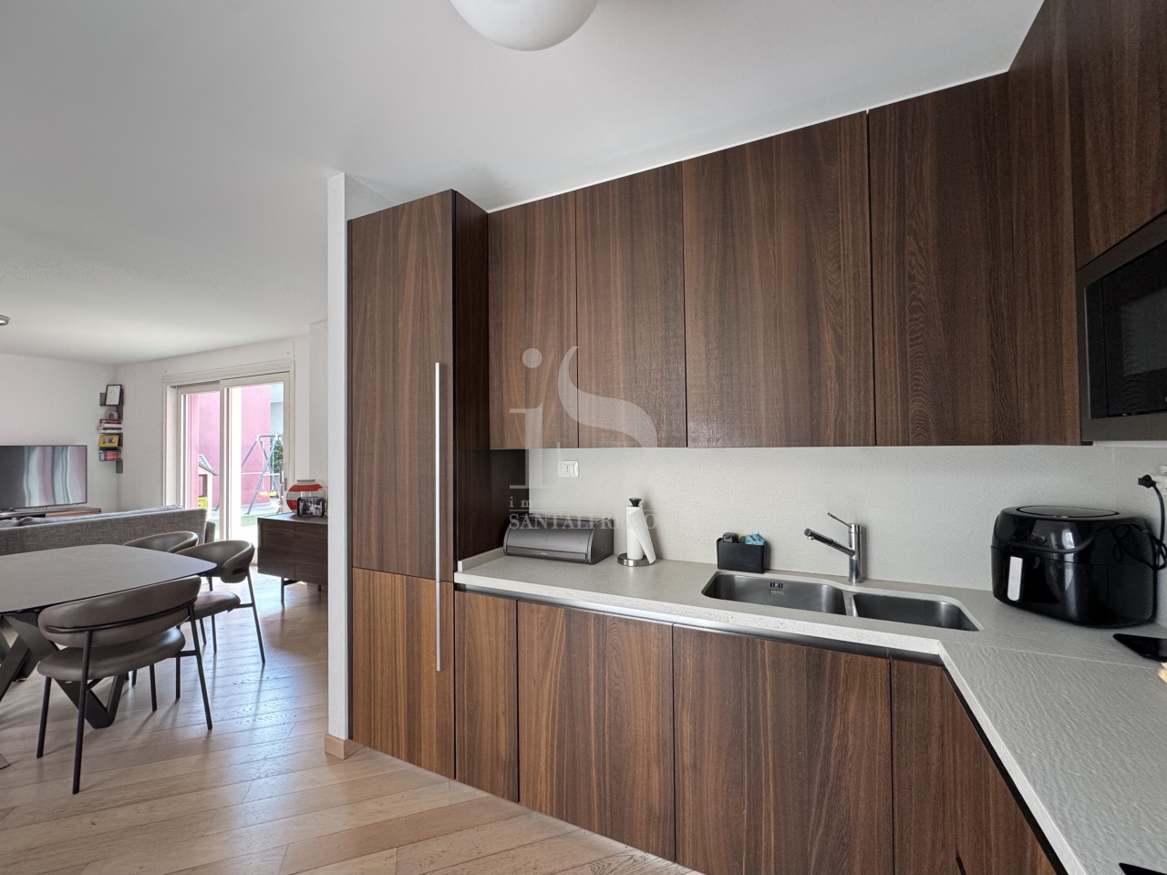 Trilocale con terrazzo in via giulio uberti, Milano