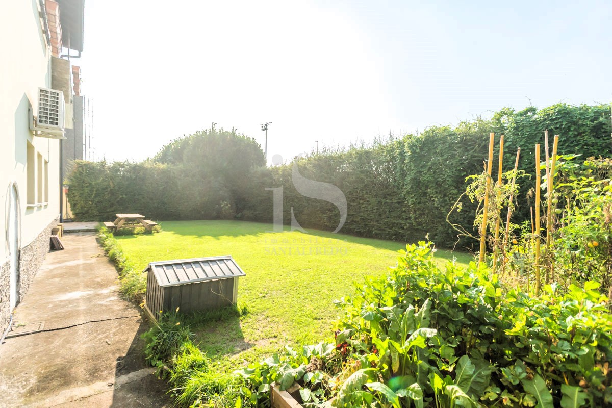Villa con giardino in via goffredo mameli, Villasanta