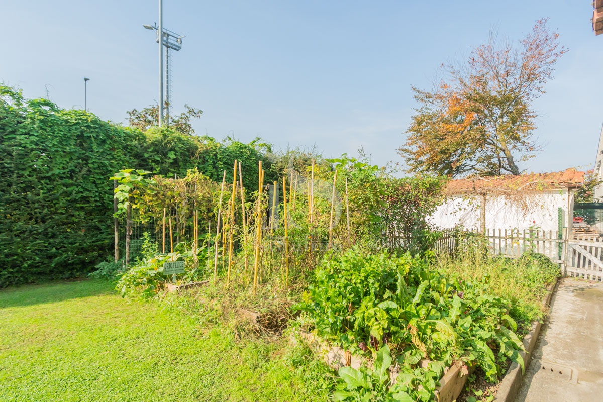 Capannone con giardino in via goffredo mameli, Villasanta