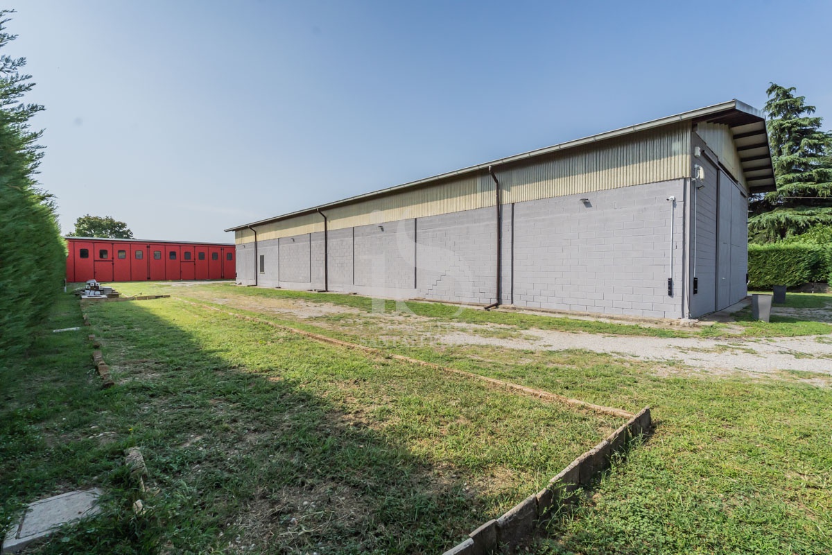 Capannone con giardino in cascina meda, Concorezzo