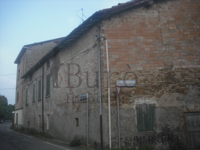 Casa indipendente da ristrutturare in via parma, Montechiarugolo