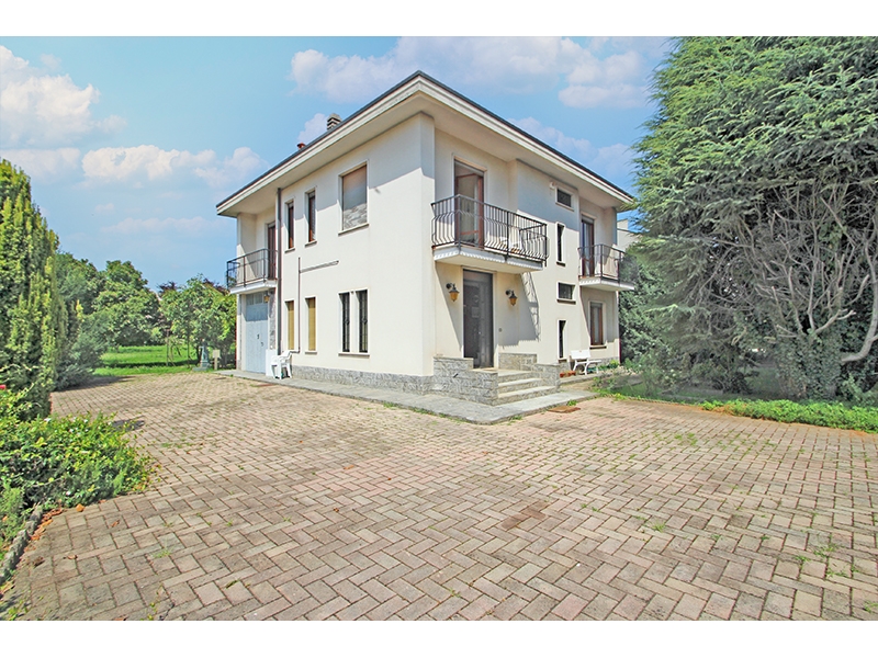 Villa con giardino a Venegono Inferiore