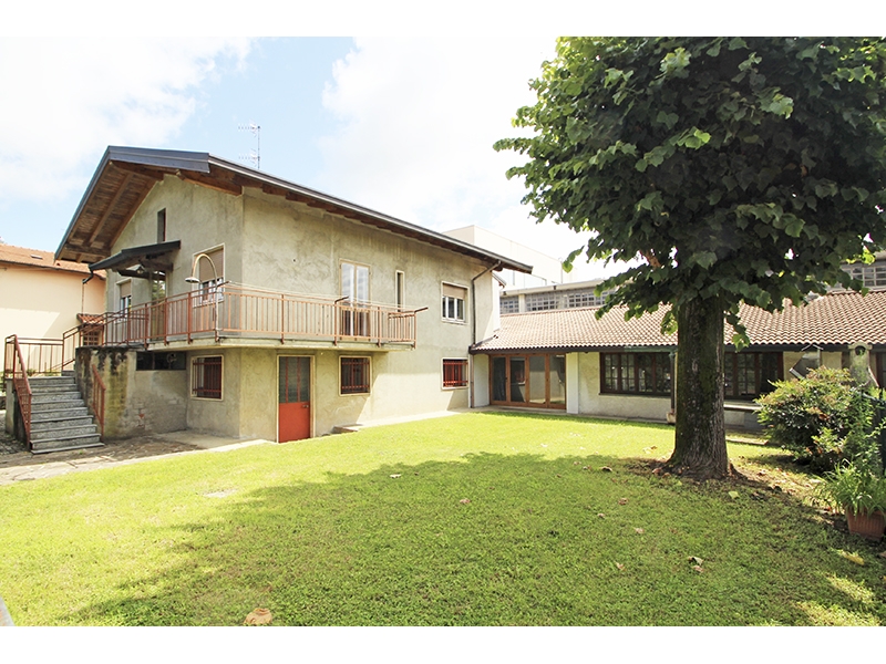 Villa con giardino a Vedano Olona