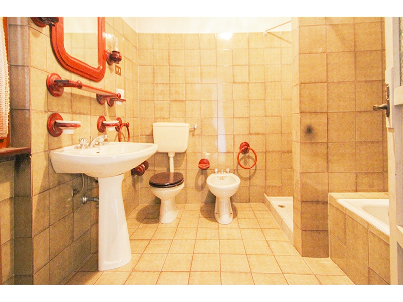 Negozio con giardino a Castiglione Olona