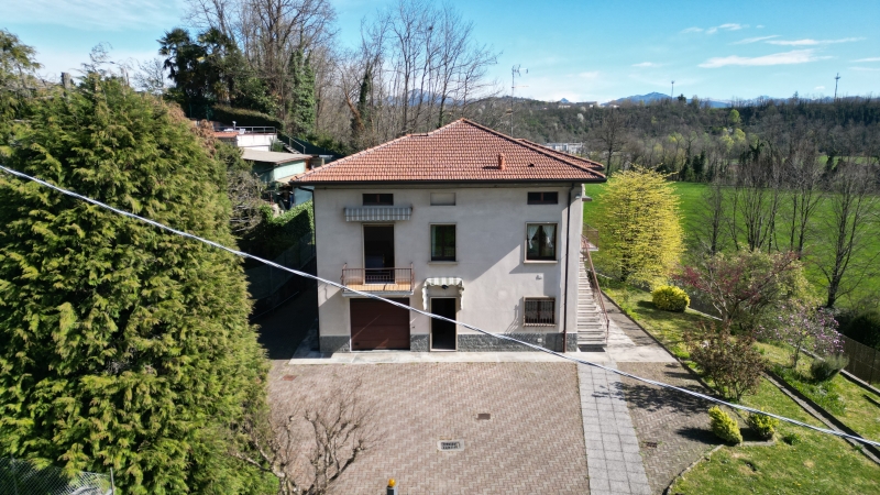 Villa con giardino a Lozza