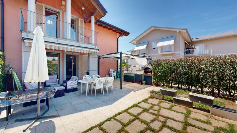 Villa con giardino a Vedano Olona