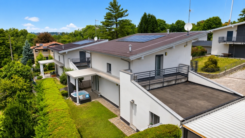Villa con giardino a Caronno Varesino