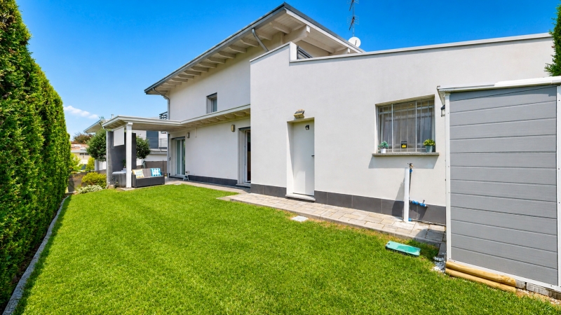 Villa con giardino a Caronno Varesino