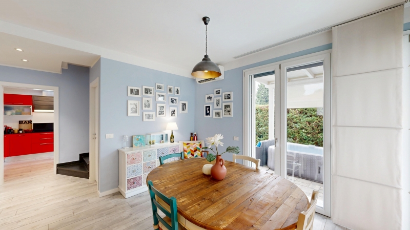 Villa con giardino a Caronno Varesino