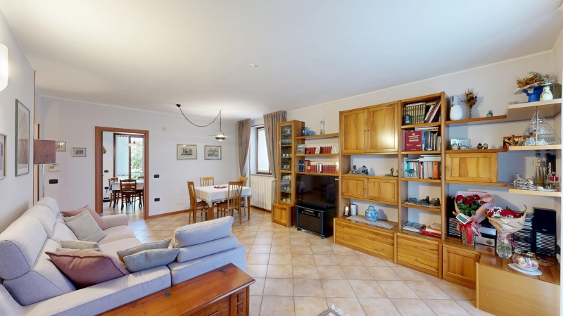 Villa con giardino a Caronno Varesino