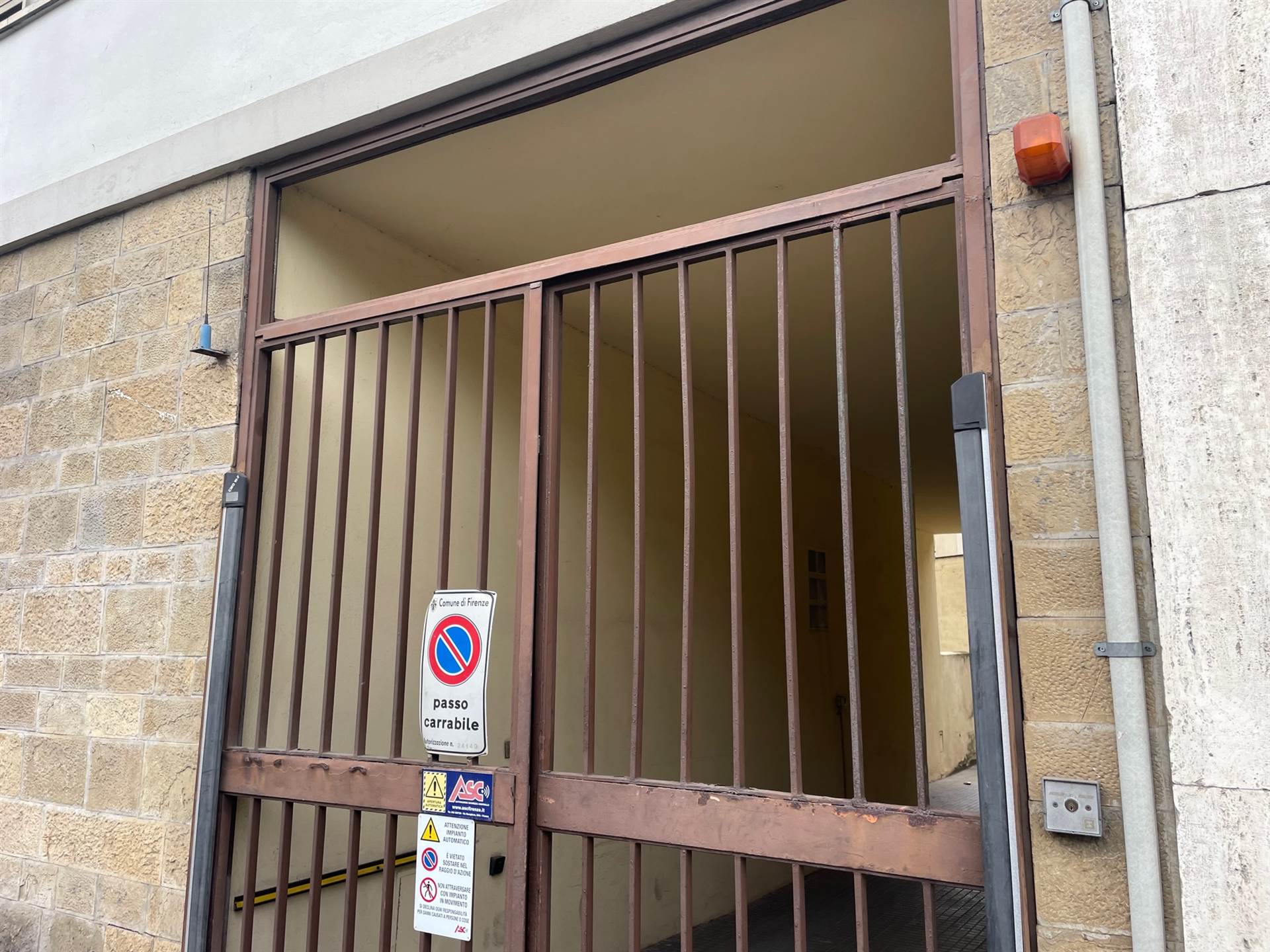 Attivit commerciale con box a Firenze