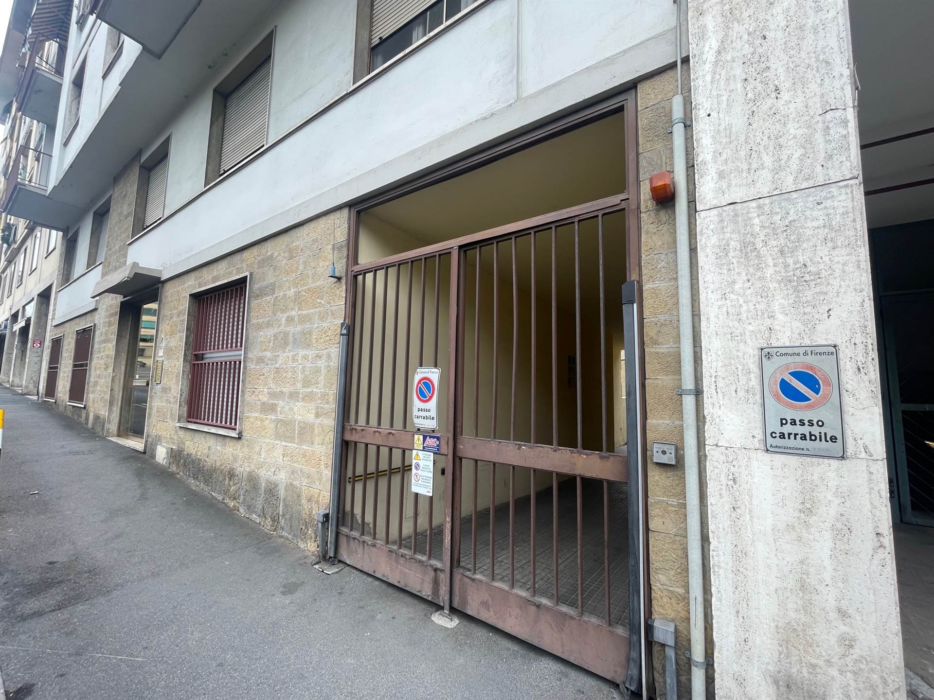 Attivit commerciale con box a Firenze