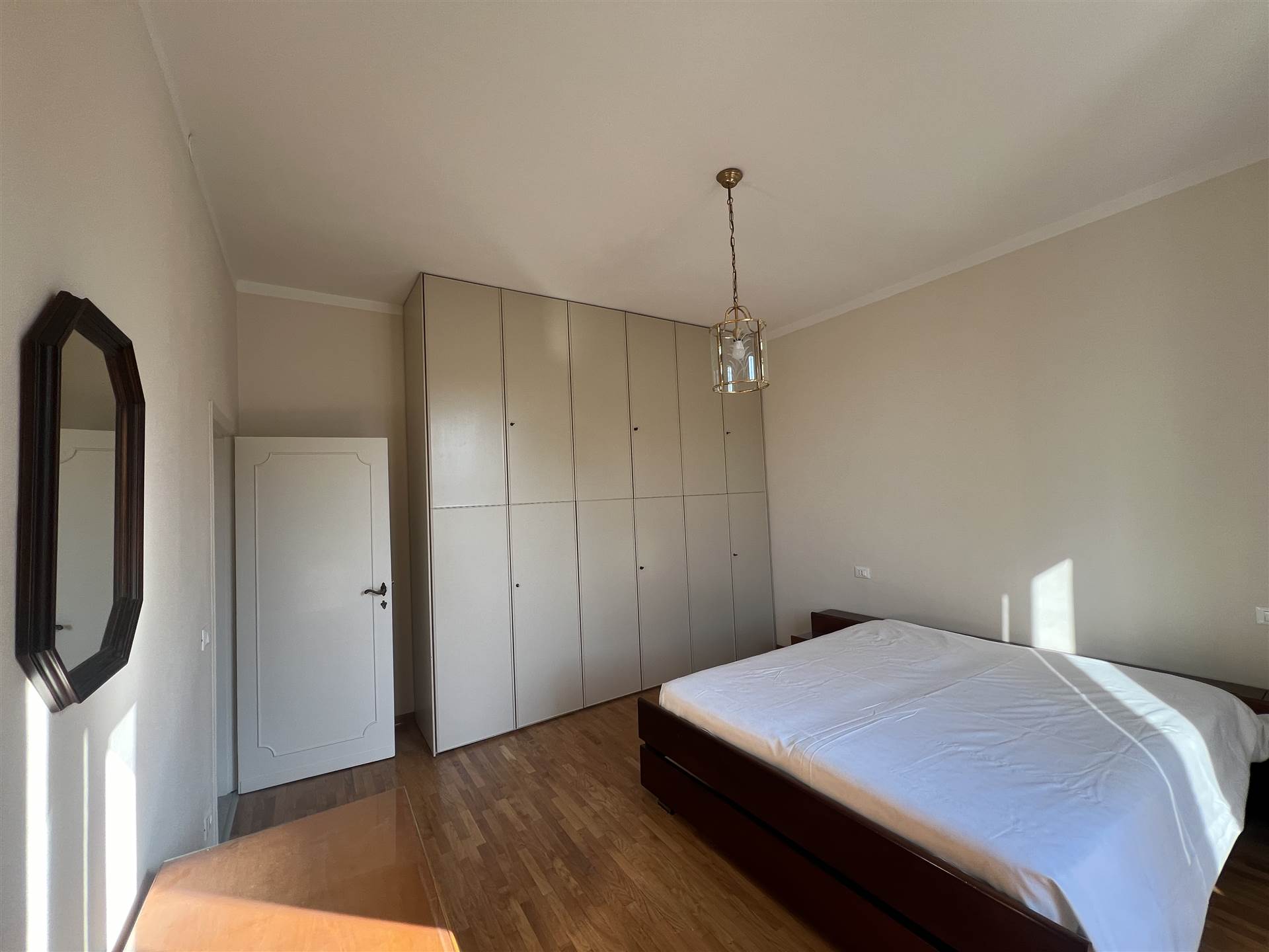 Trilocale arredato in affitto in viale volta, Firenze