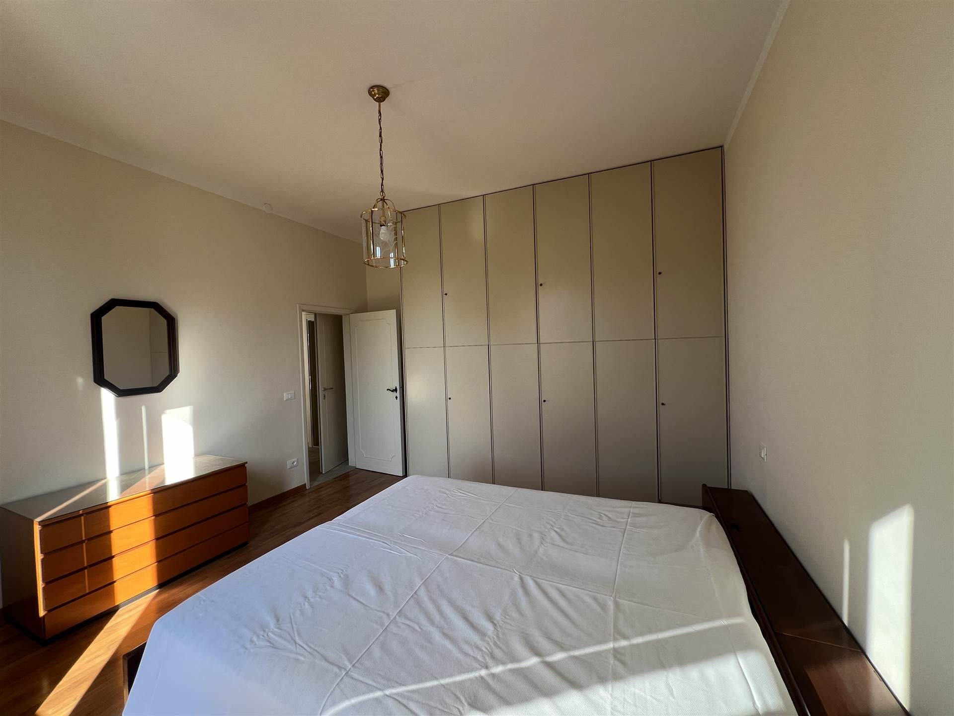 Trilocale arredato in affitto in viale volta, Firenze