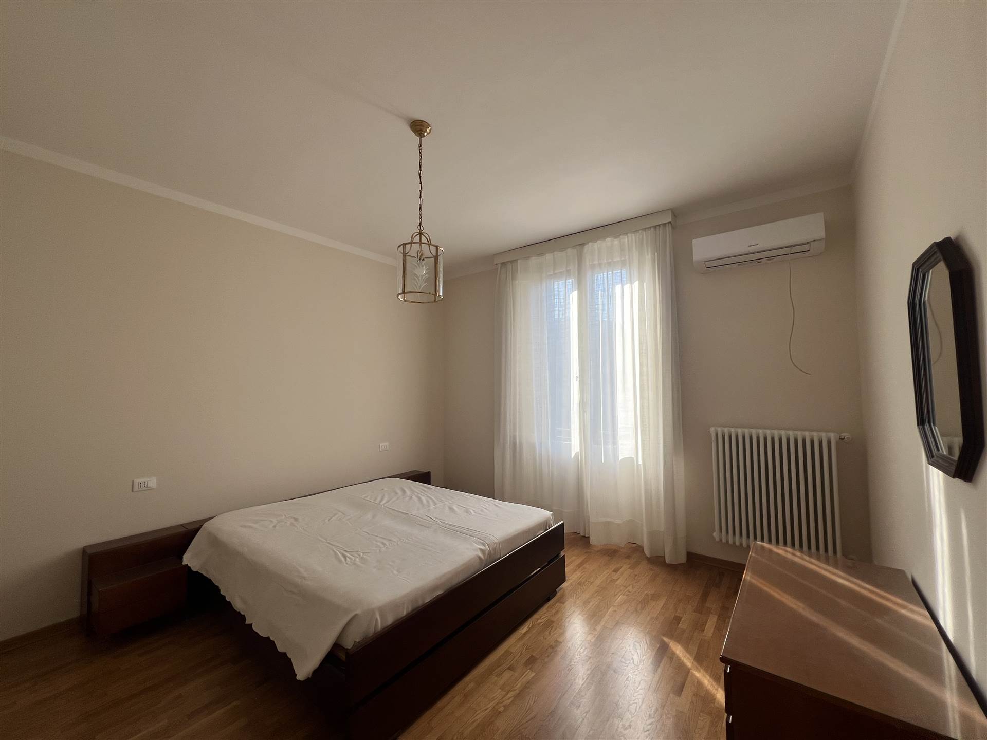 Trilocale arredato in affitto in viale volta, Firenze