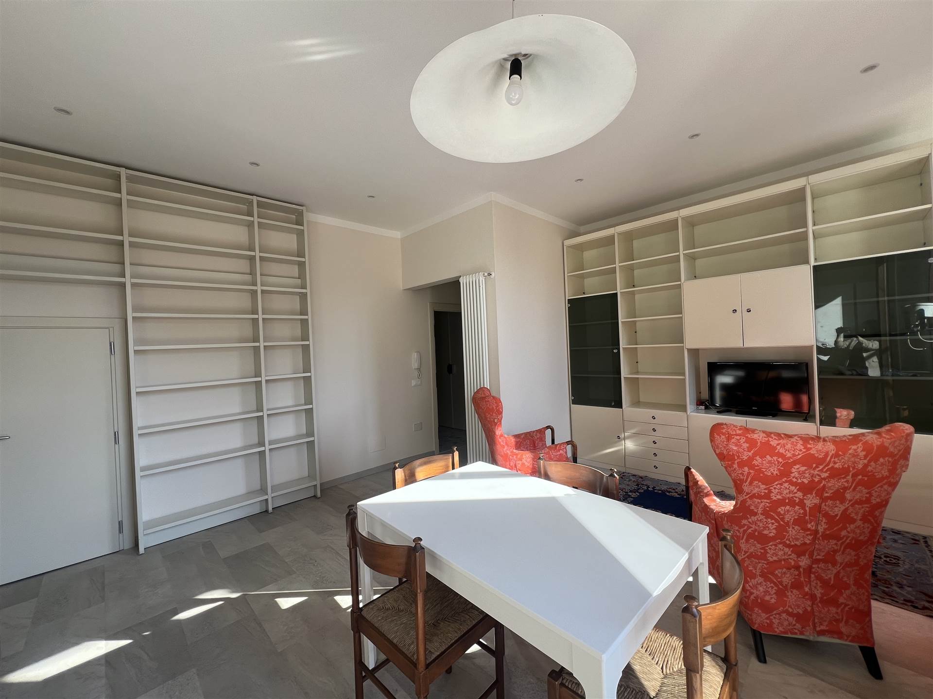 Trilocale arredato in affitto in viale volta, Firenze