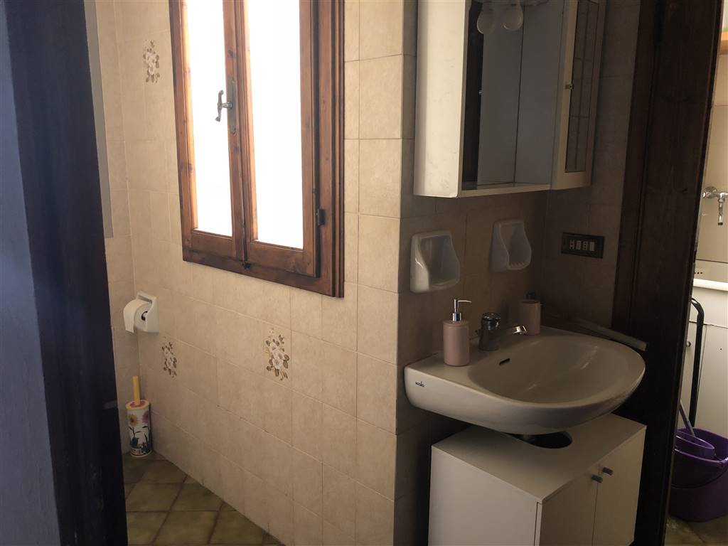 Trilocale arredato in affitto in via degli alfani, Firenze