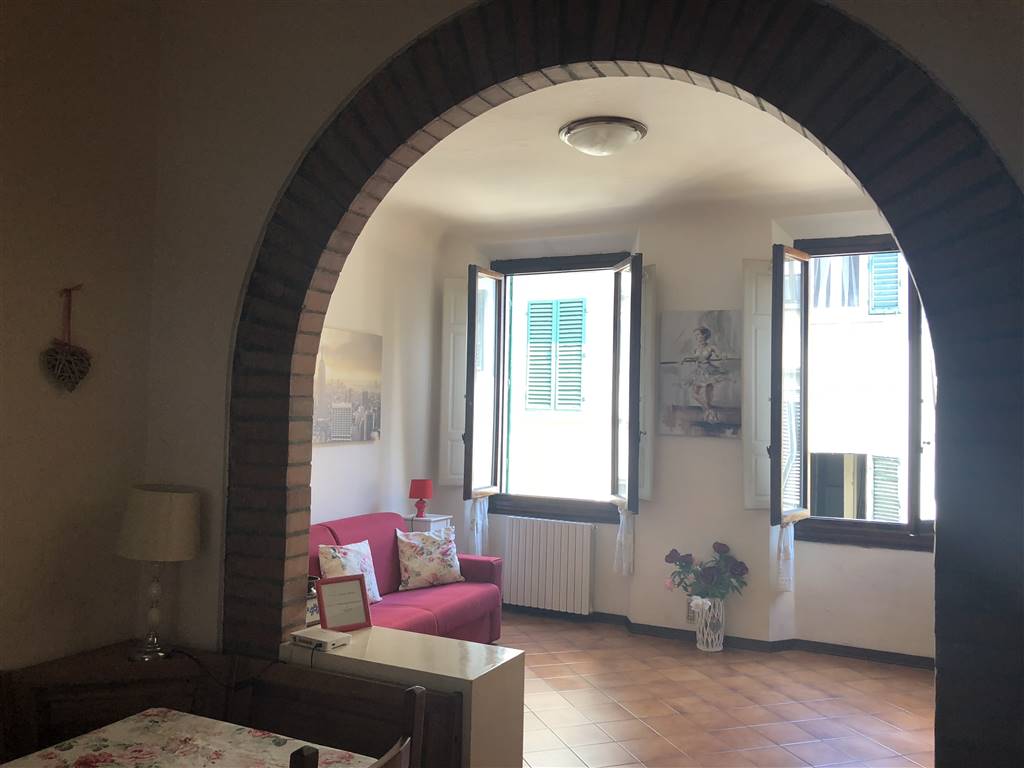 Trilocale arredato in affitto in via degli alfani, Firenze