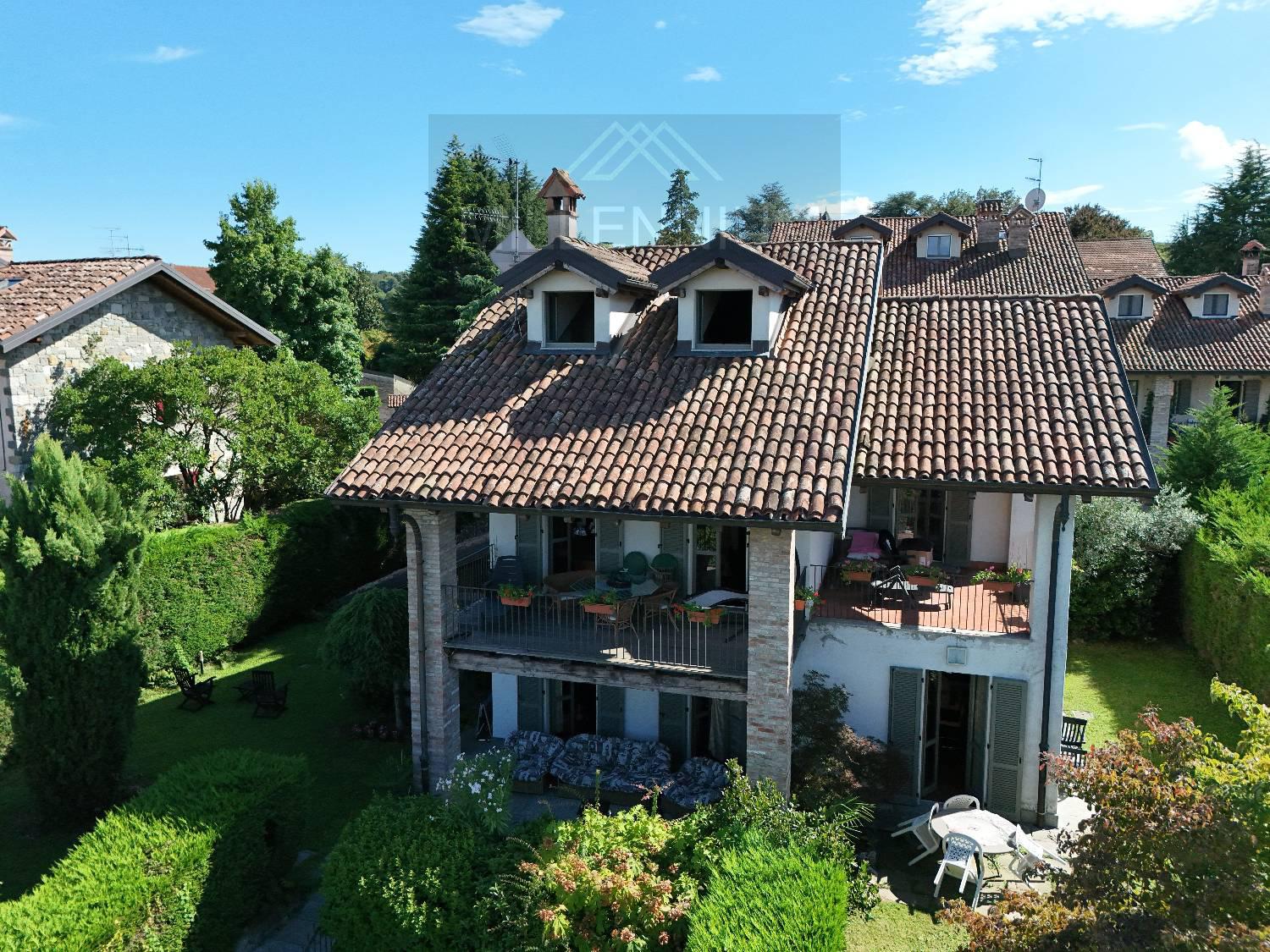 Villa con giardino a Arona