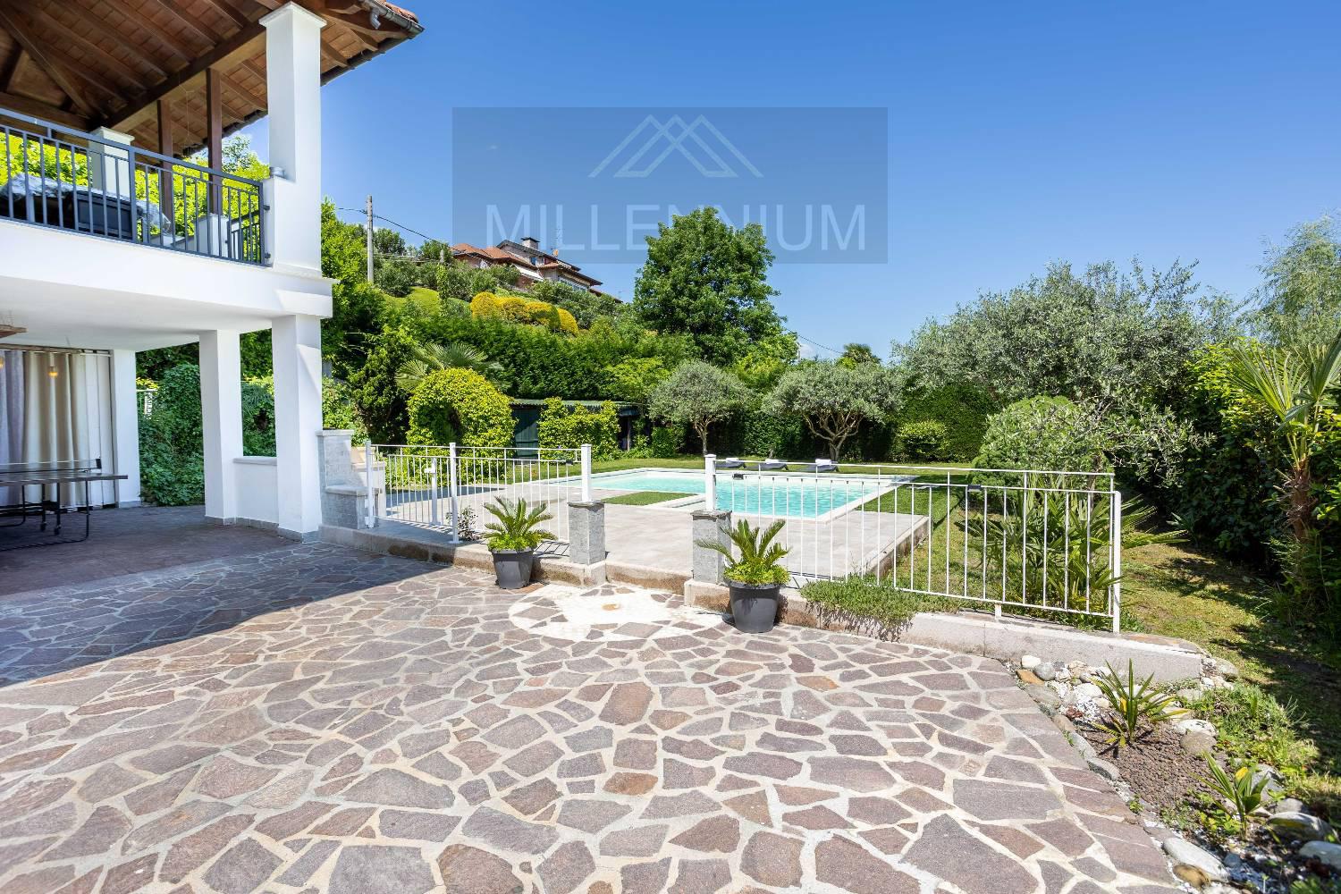 Villa in vendita a Dormelletto