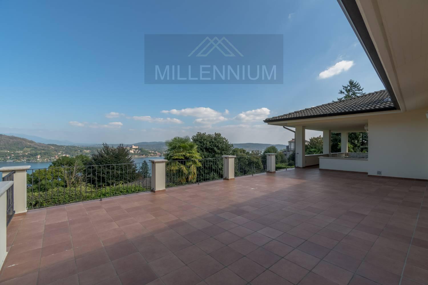 Villa con giardino a Arona