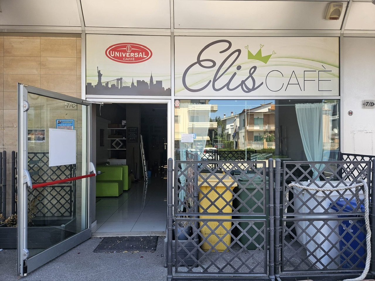 Locale commerciale in affitto a Morro d'Oro