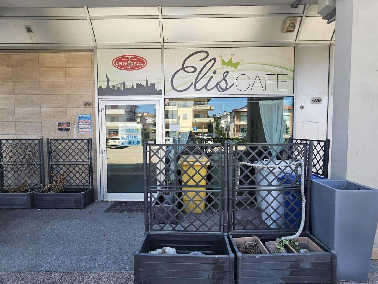 Locale commerciale in affitto a Morro d'Oro