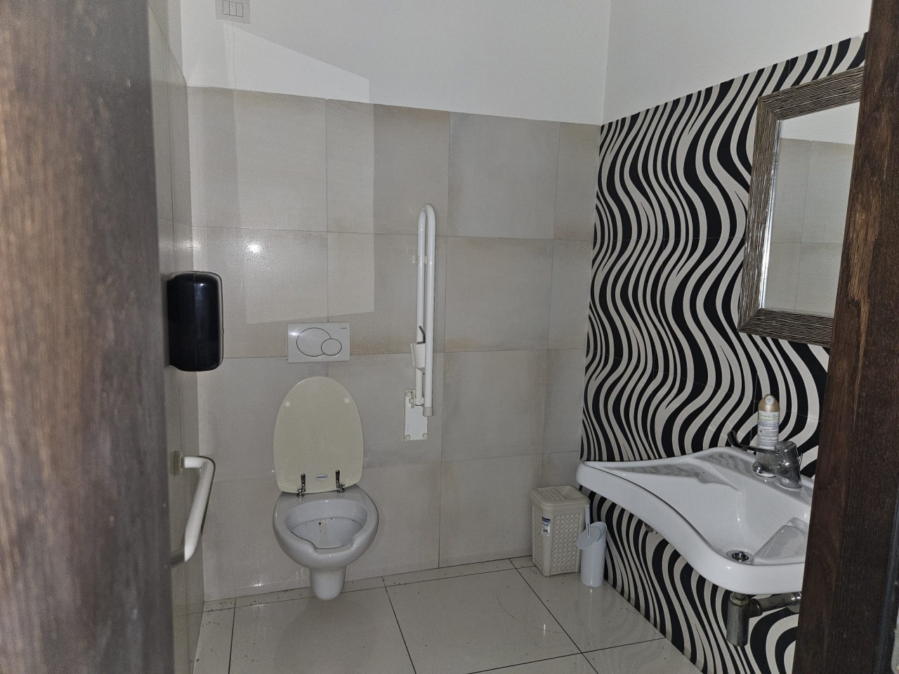 Locale commerciale in affitto a Morro d'Oro