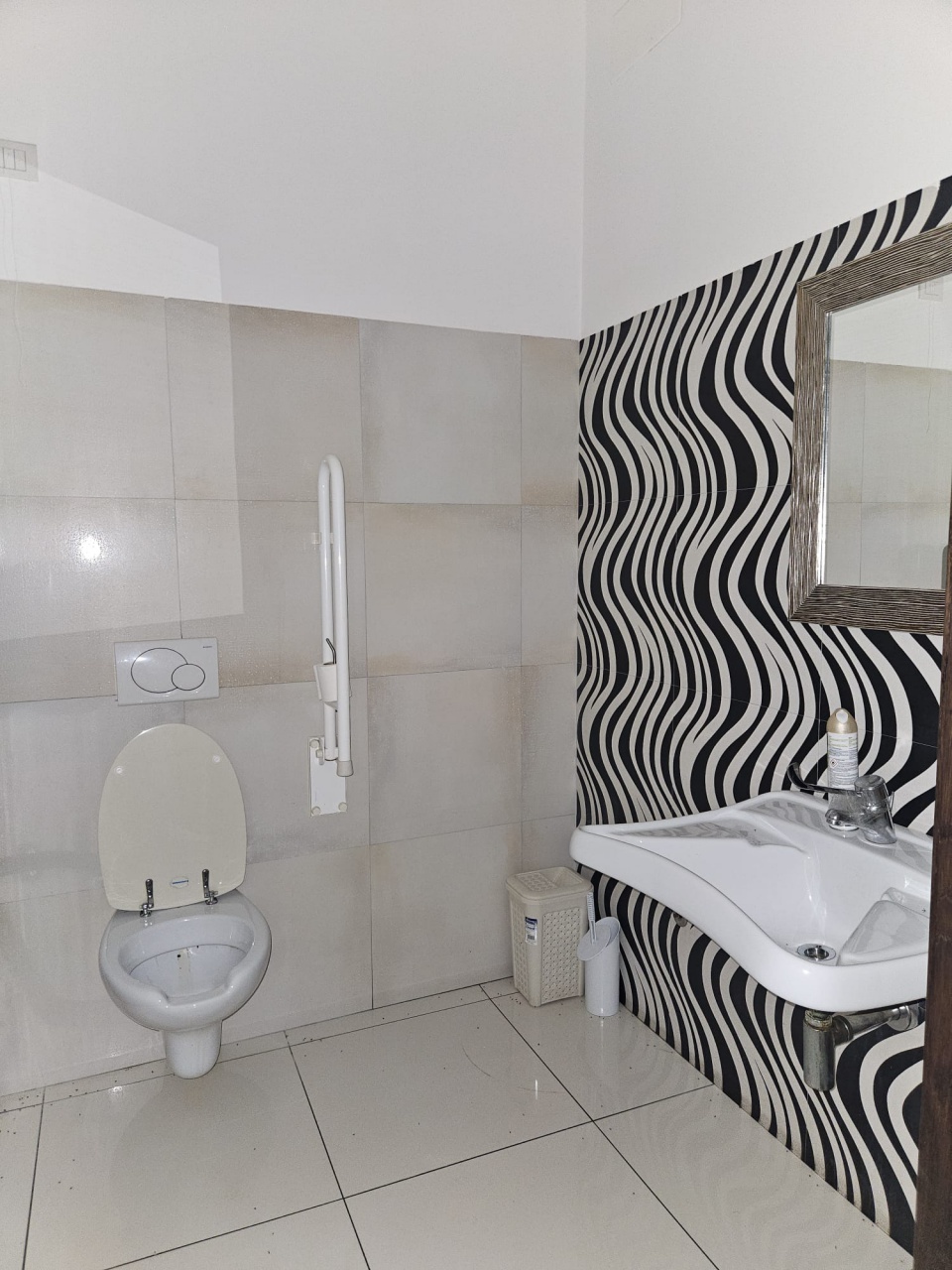 Locale commerciale in affitto a Morro d'Oro