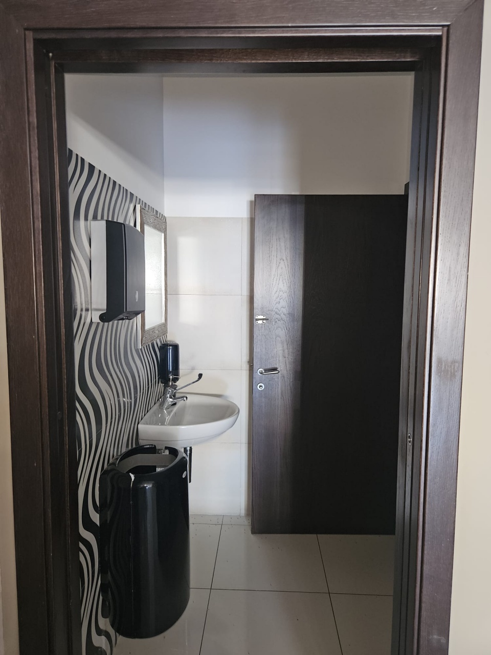 Locale commerciale in affitto a Morro d'Oro