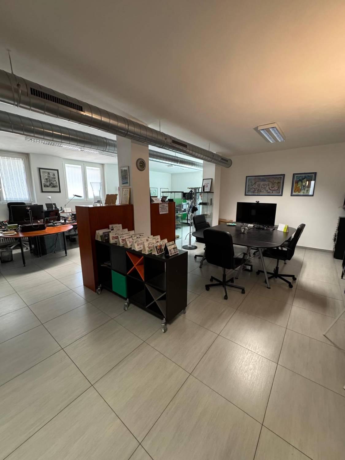 Ufficio ristrutturato a Novate Milanese