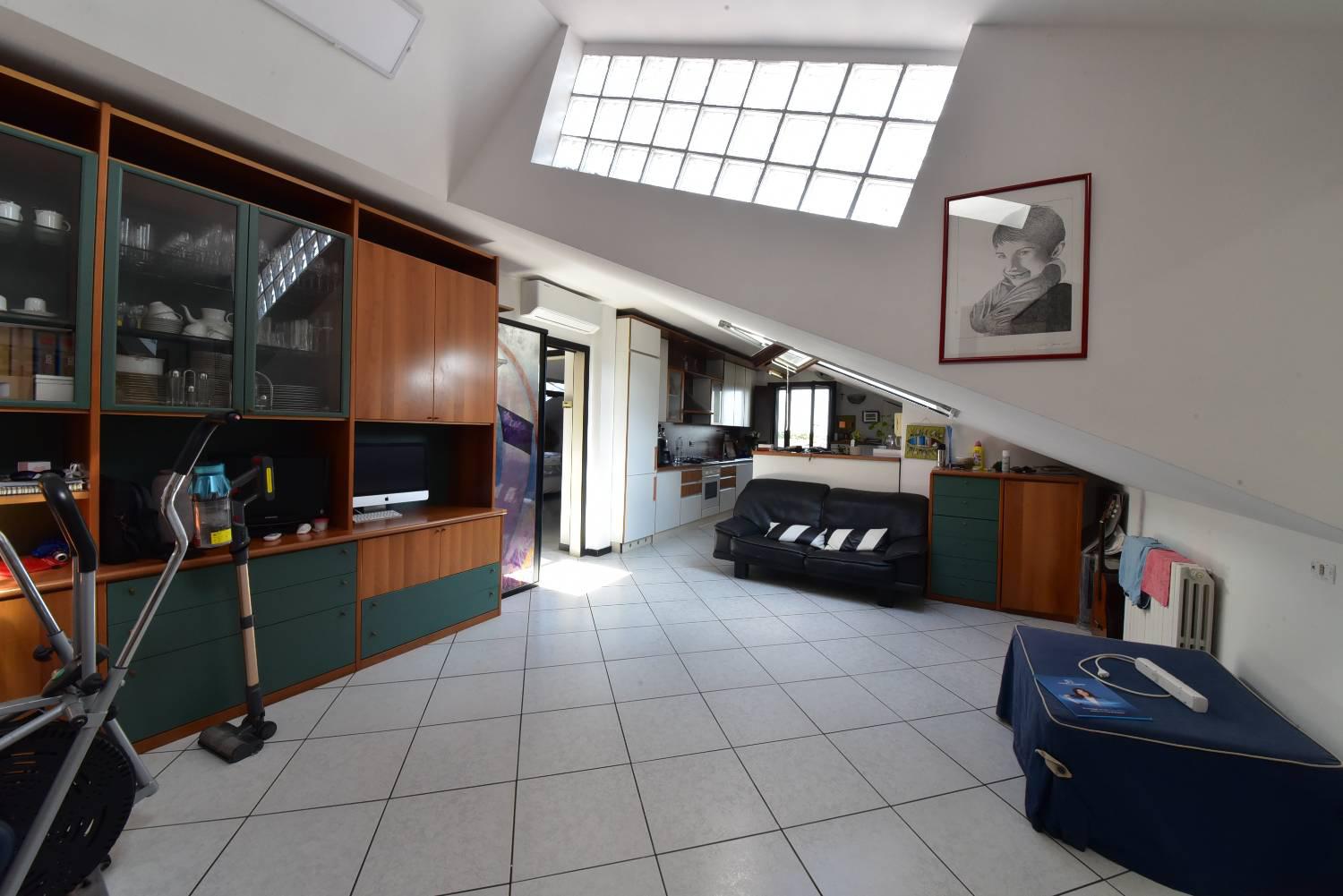 Attico con box a Solaro