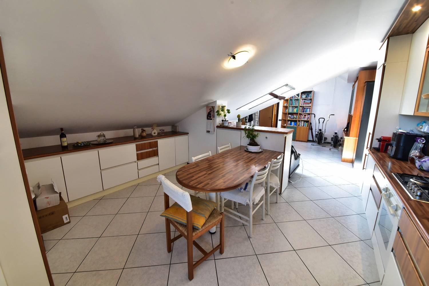 Attico con box a Solaro