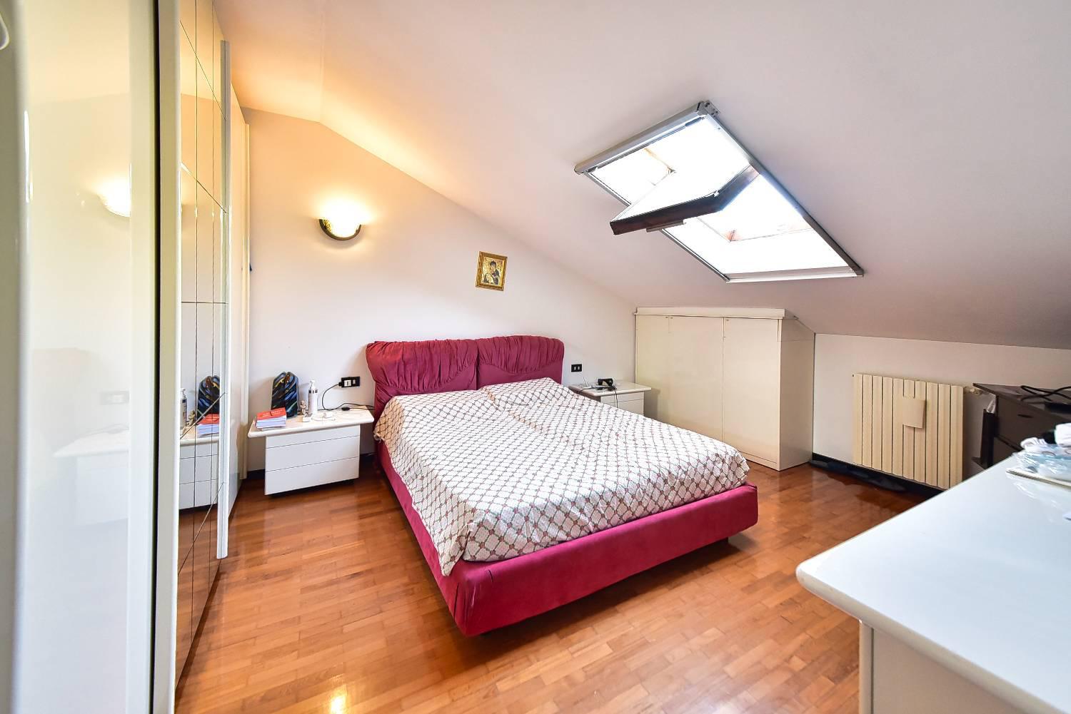 Attico con box a Solaro