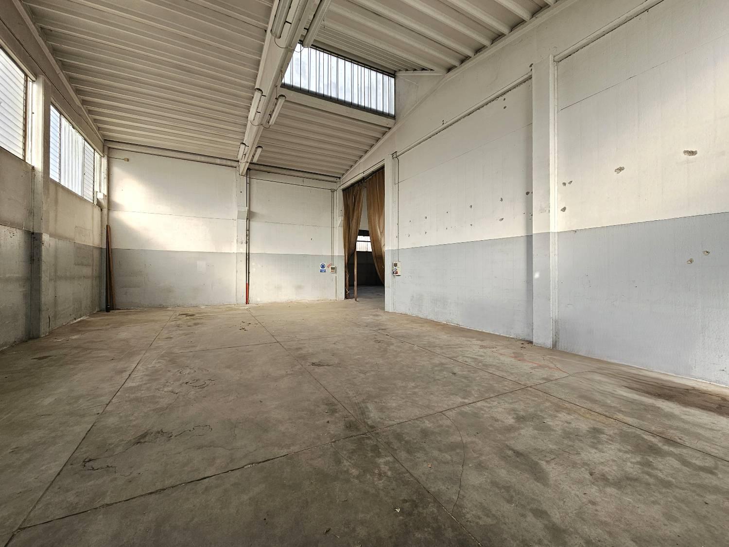 Capannone in vendita a Melegnano