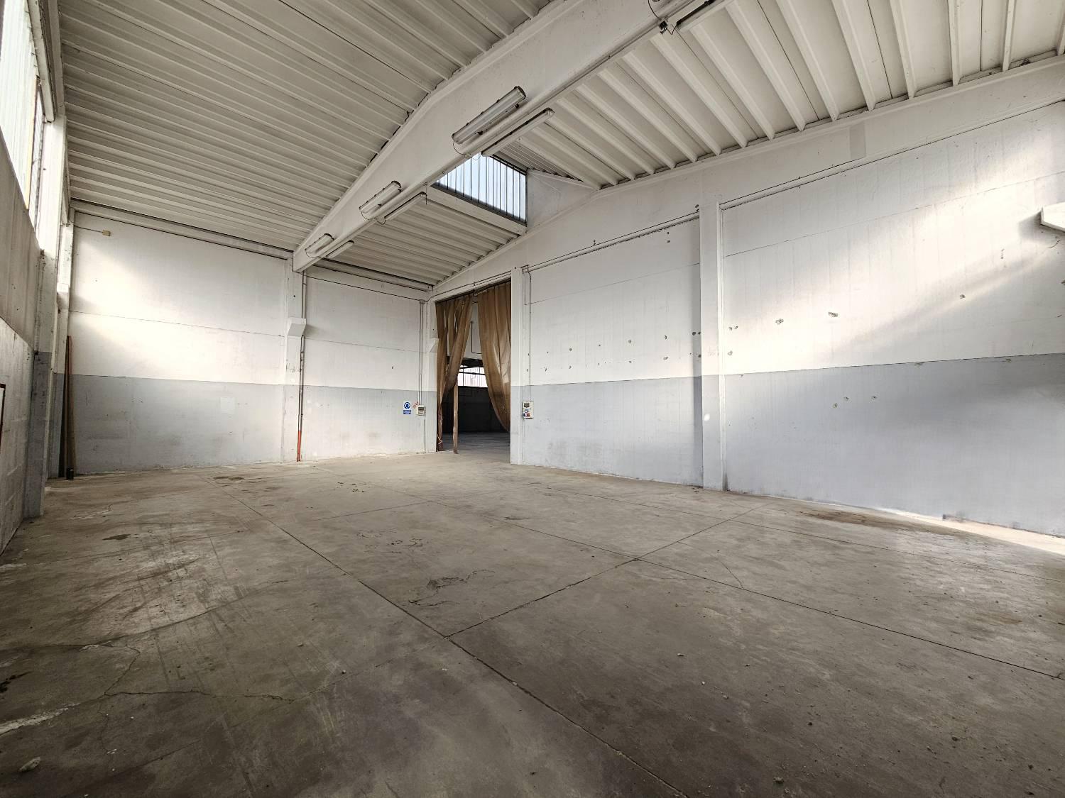 Capannone in vendita a Melegnano