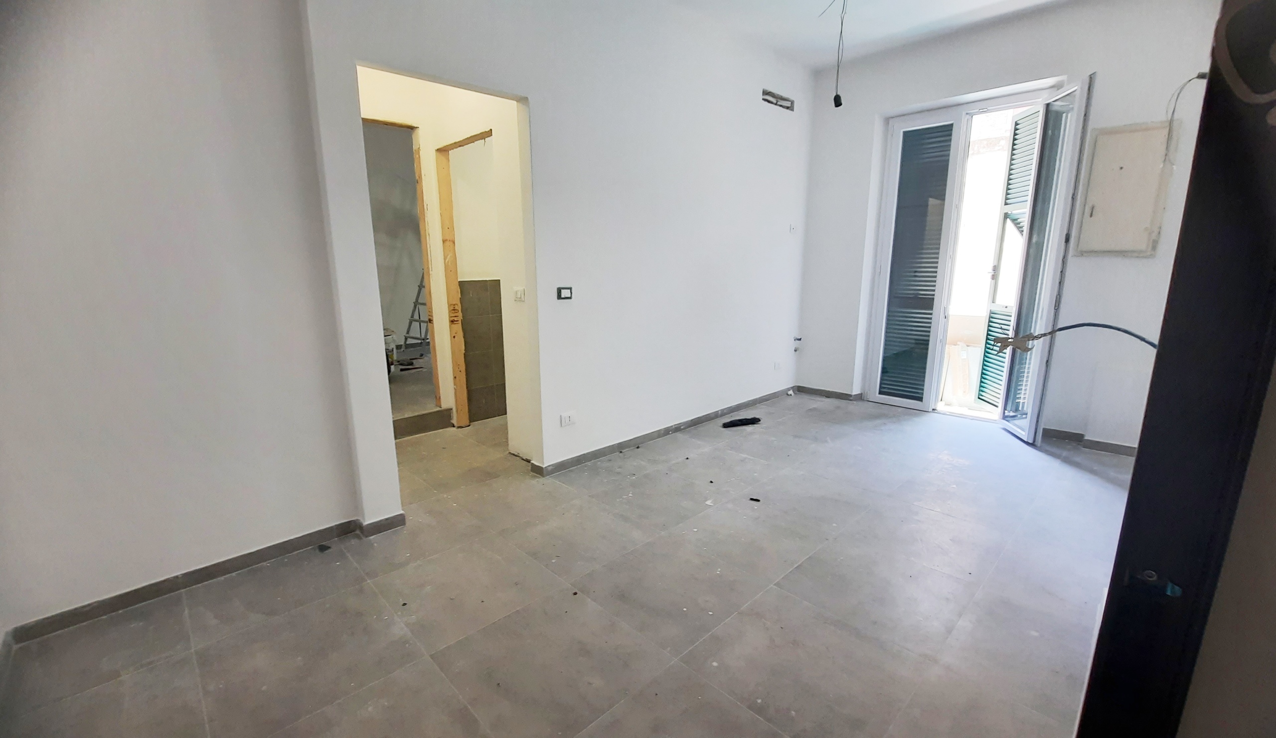 Bilocale con terrazzo in via aurelia 184, Vado Ligure