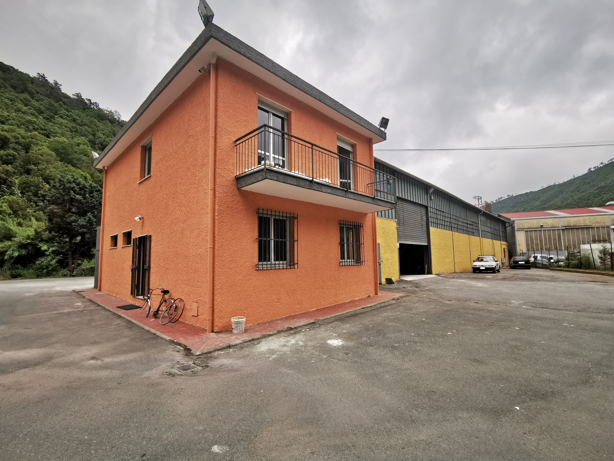 Capannone con giardino a Albisola Superiore