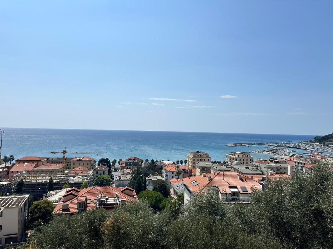 Quadrilocale con box a Varazze