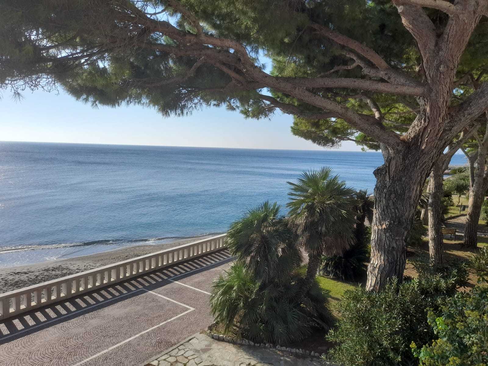 Quadrilocale con terrazzo a Celle Ligure