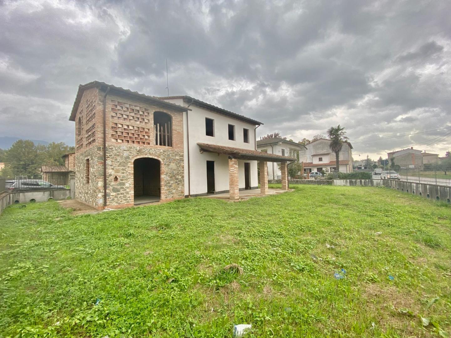 Villa con giardino, Capannori segromigno in piano