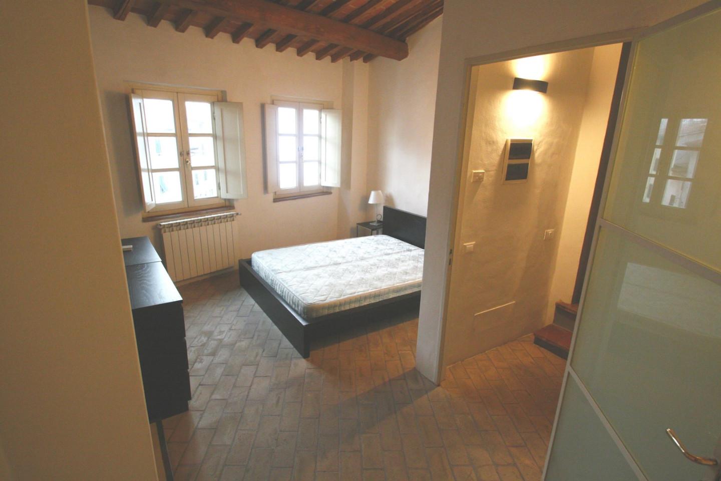 Bilocale arredato in affitto, Lucca centro storico