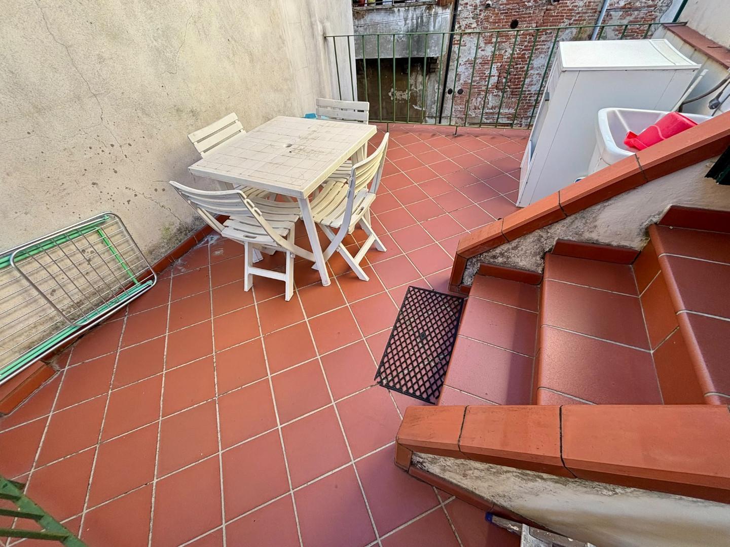 Bilocale arredato in affitto, Lucca centro storico
