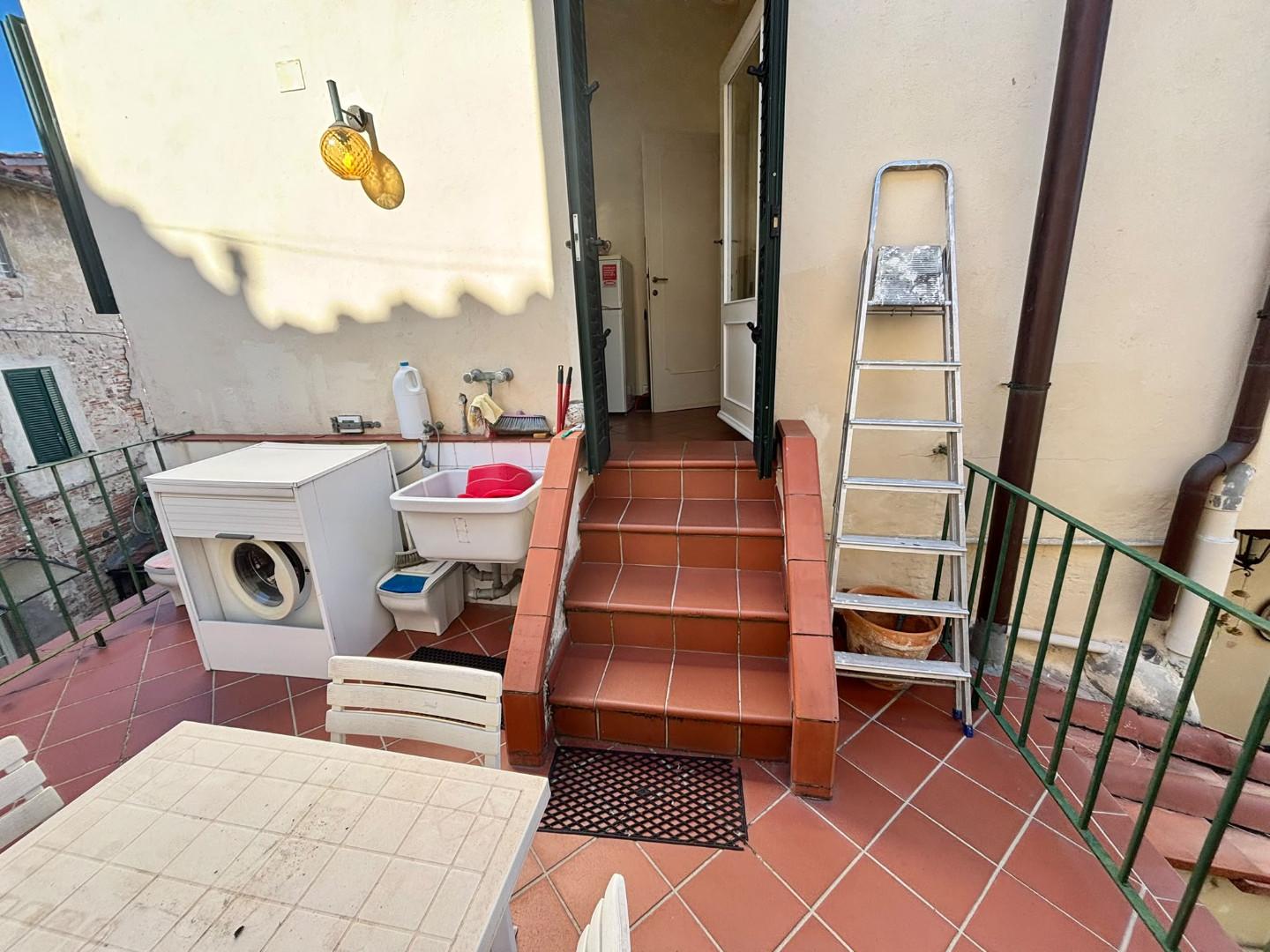 Bilocale arredato in affitto, Lucca centro storico