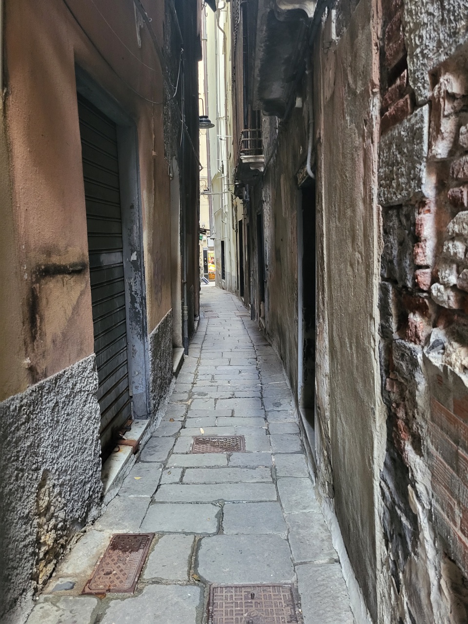 Negozio da ristrutturare in vico del santo sepolcro, Genova