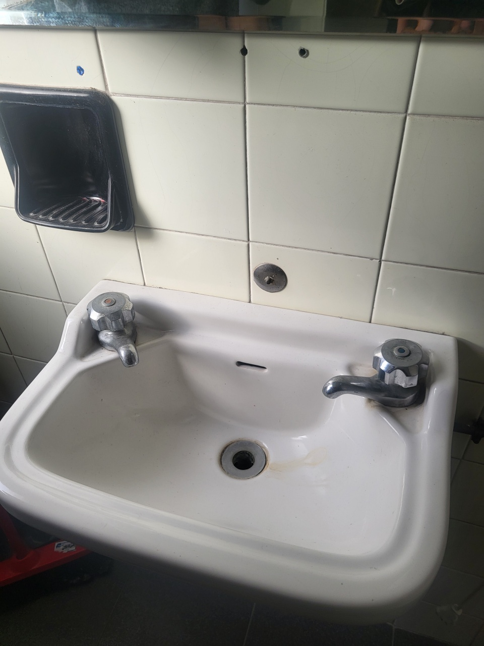 Ufficio ristrutturato in via al ponte reale, Genova