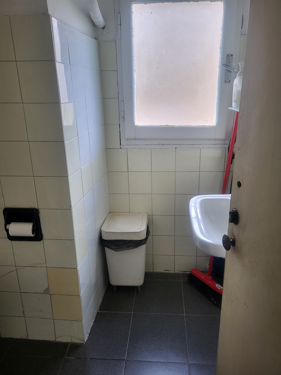 Ufficio ristrutturato in via al ponte reale, Genova