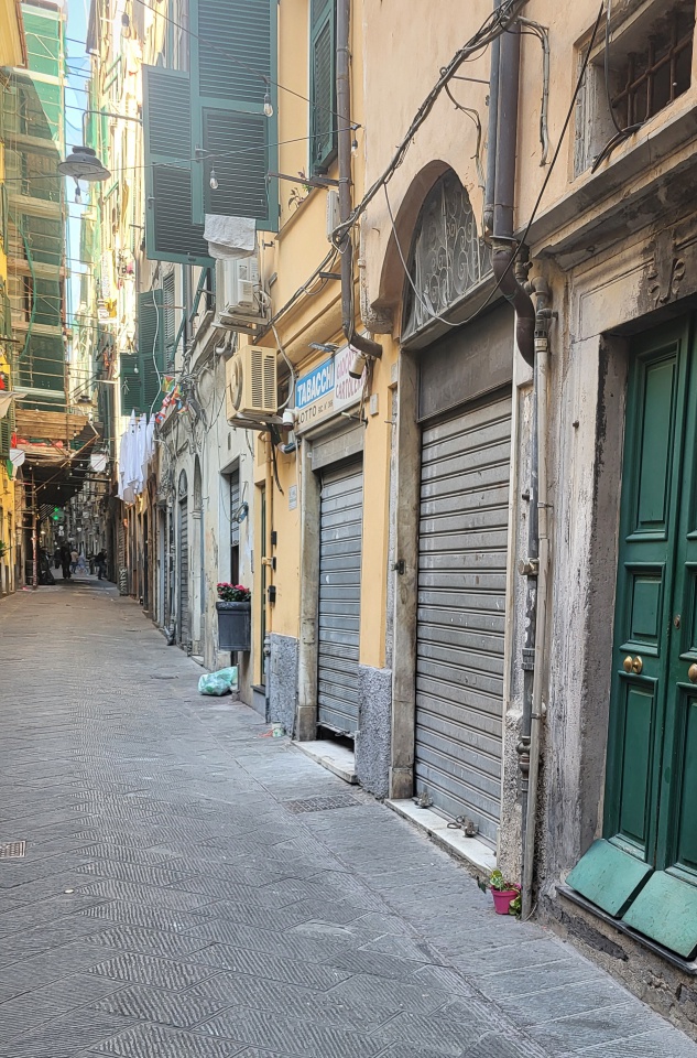 Negozio ristrutturato in via della maddalena, Genova