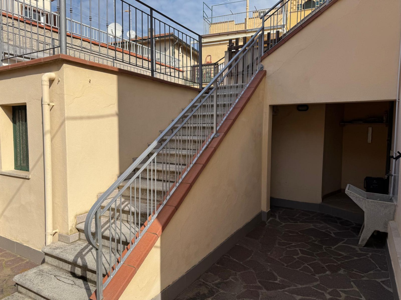 Trilocale con terrazzo in via pisa, Follonica