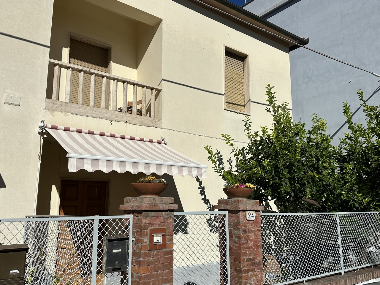 Casa indipendente con giardino in via rossini, Follonica